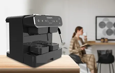 Cumu pulisce a macchina di caffè in capsule