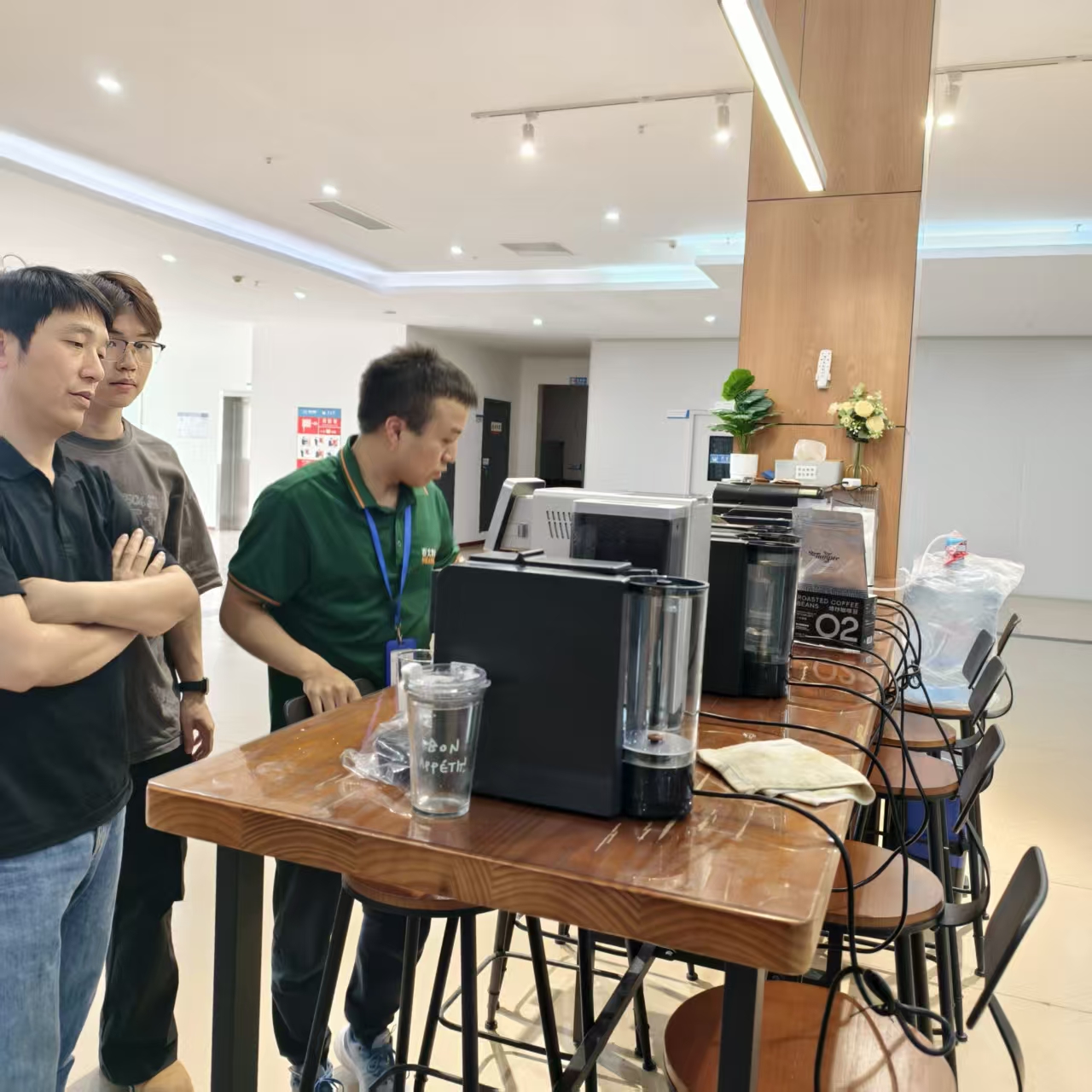 U direttore generale di Aosom E-COMMERCE INC. Tang visita Seaver è inspecciona a macchina di caffè completamente automatica SV205