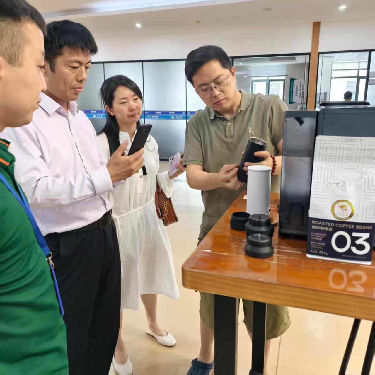 Visita di u Cliente Seaver Per a Macchina di Caffè à Capsule SV837 SV835 è a Nova Macchina di Caffè Portable SV610 Ispezione
